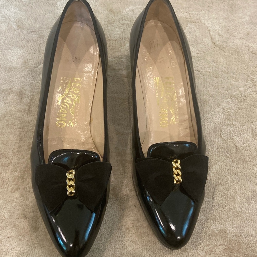 Vintage Salvatore Ferragamo Patent Leather with Suede Bows, Patent Pumps size 9!